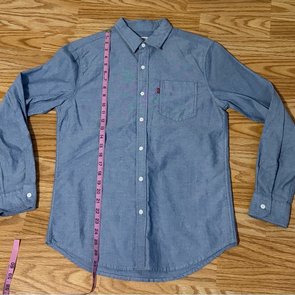 ⸻

Levi’s Button-Down Shirt - Picture 4 of 15